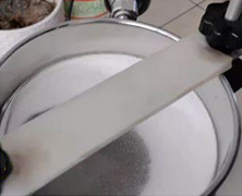 珍珠粉筛分现场